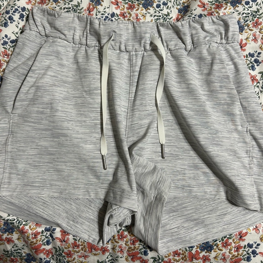 Lululemon shorts light gray size 4/ 4 inch